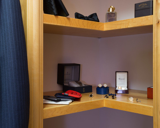 Cette image montre un dressing room traditionnel en bois clair de taille moyenne pour un homme avec un placard sans porte et moquette.
