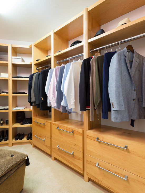 Idéer för ett mellanstort klassiskt omklädningsrum för män, med öppna hyllor, skåp i ljust trä och heltäckningsmatta