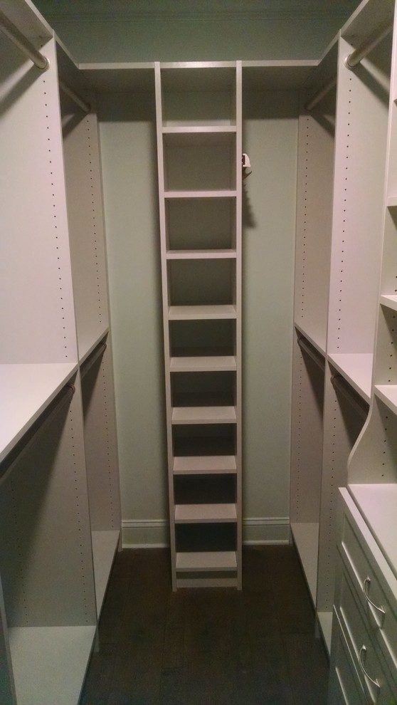 Bild på ett mellanstort walk-in-closet, med grå skåp