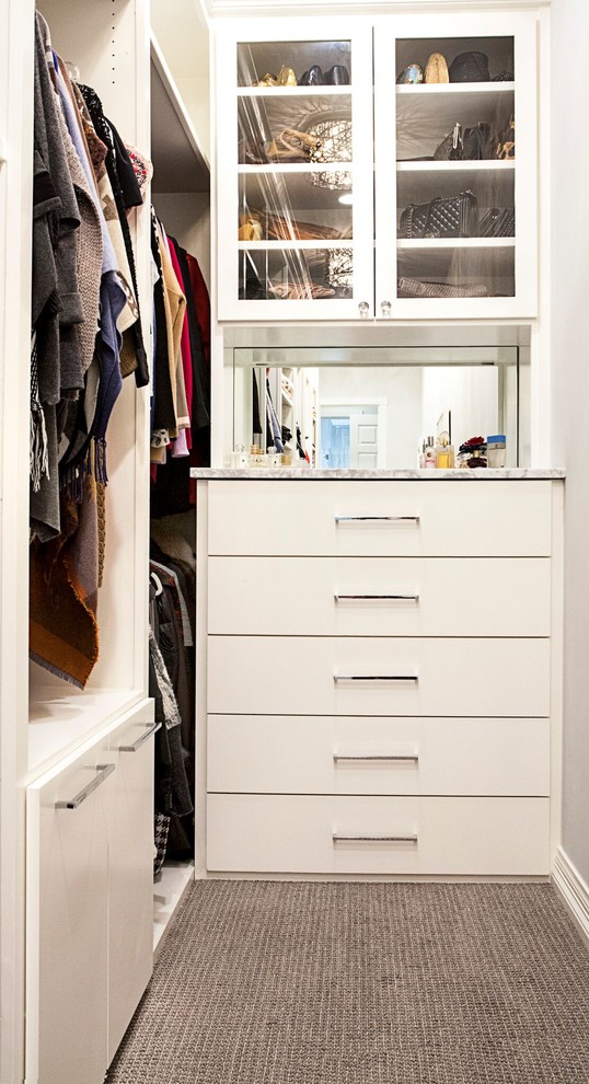 Ejemplo de armario vestidor de mujer tradicional renovado de tamaño medio con armarios con paneles lisos, puertas de armario blancas, moqueta y suelo marrón