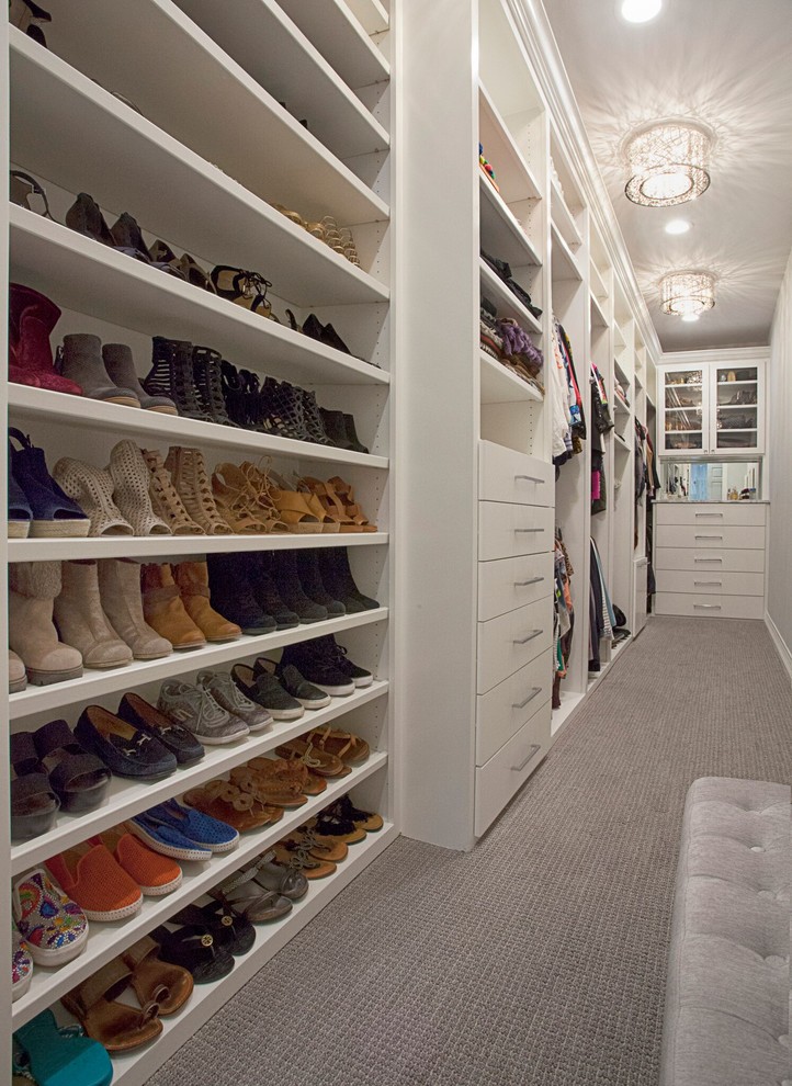 Inspiration för ett mellanstort vintage walk-in-closet för kvinnor, med släta luckor, vita skåp, heltäckningsmatta och grått golv