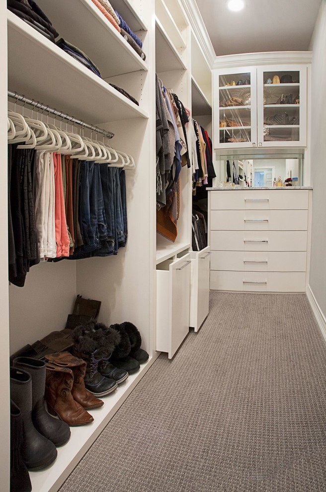 Idéer för ett mellanstort klassiskt walk-in-closet för kvinnor, med släta luckor, vita skåp, heltäckningsmatta och grått golv