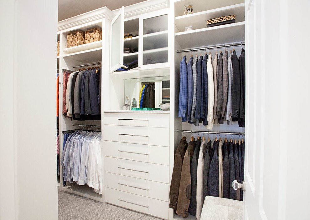 Ejemplo de armario vestidor de hombre clásico renovado de tamaño medio con armarios con paneles lisos, puertas de armario blancas, moqueta y suelo gris