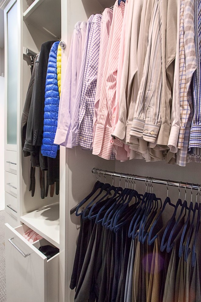 Diseño de armario vestidor de hombre tradicional renovado de tamaño medio con armarios con paneles lisos, puertas de armario blancas, moqueta y suelo gris