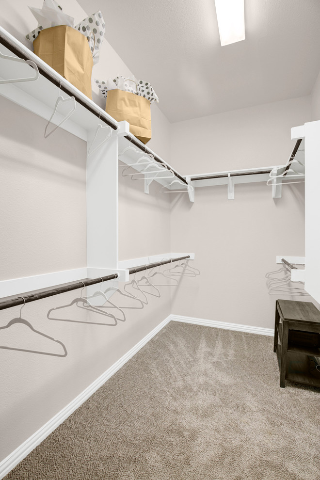 Foto de armario vestidor unisex contemporáneo grande con moqueta y suelo beige