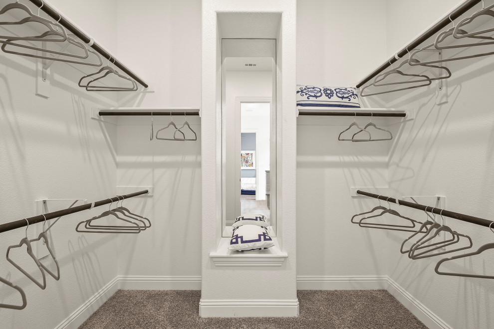Imagen de armario vestidor actual de tamaño medio con moqueta y suelo beige