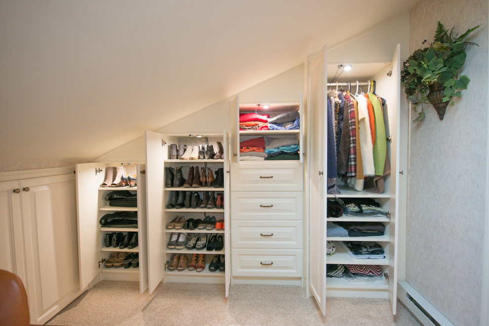 Источник вдохновения для домашнего уюта: гардеробная комната среднего размера, унисекс в стиле рустика с белыми фасадами, ковровым покрытием и серым полом