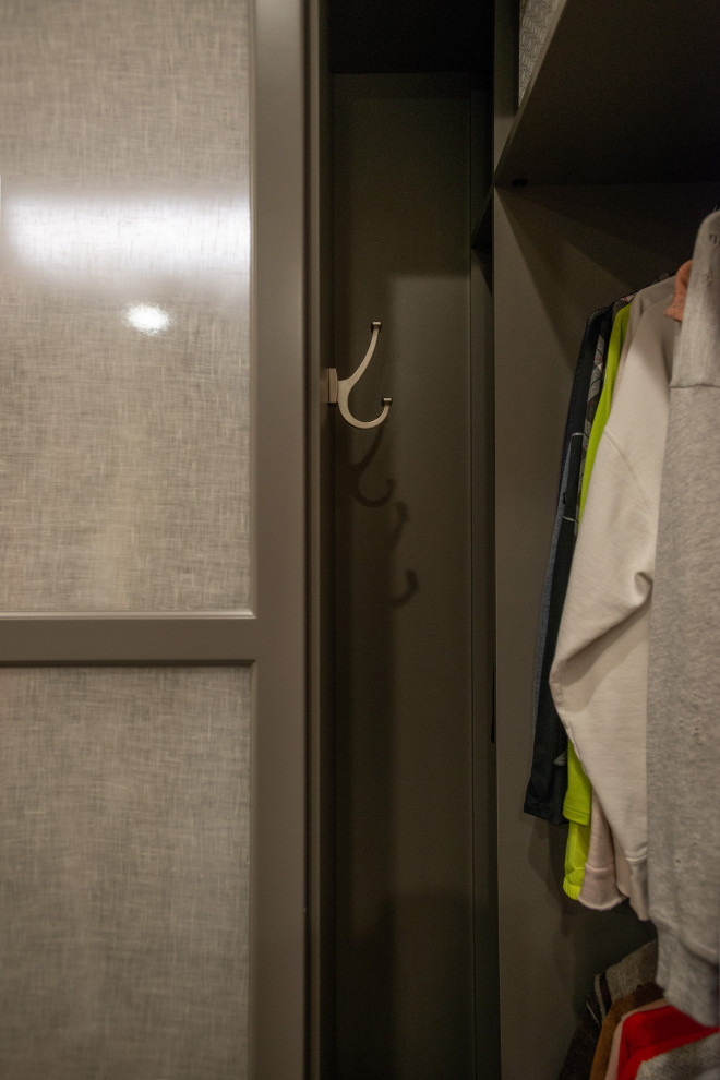 Idée de décoration pour un dressing tradition de taille moyenne et neutre avec un placard sans porte, des portes de placard grises, moquette et un sol gris.
