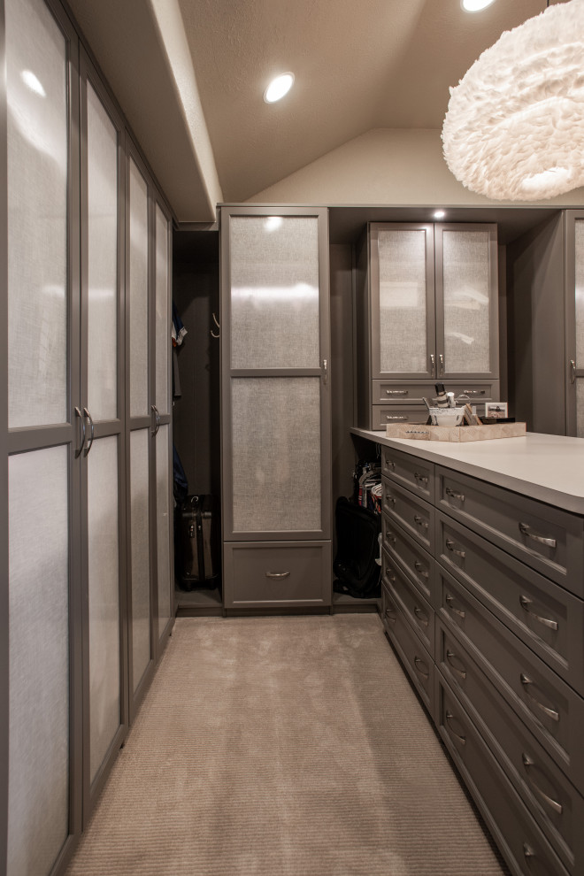 На фото: гардеробная комната среднего размера, унисекс в стиле неоклассика (современная классика) с открытыми фасадами, серыми фасадами, ковровым покрытием и серым полом