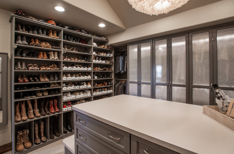 Foto de armario vestidor unisex clásico renovado de tamaño medio con armarios abiertos, puertas de armario grises, moqueta y suelo gris