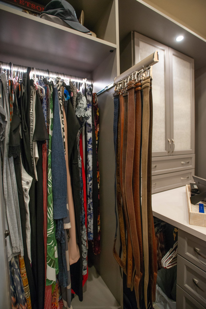 Diseño de armario vestidor unisex tradicional renovado de tamaño medio con armarios abiertos, puertas de armario grises, moqueta y suelo gris