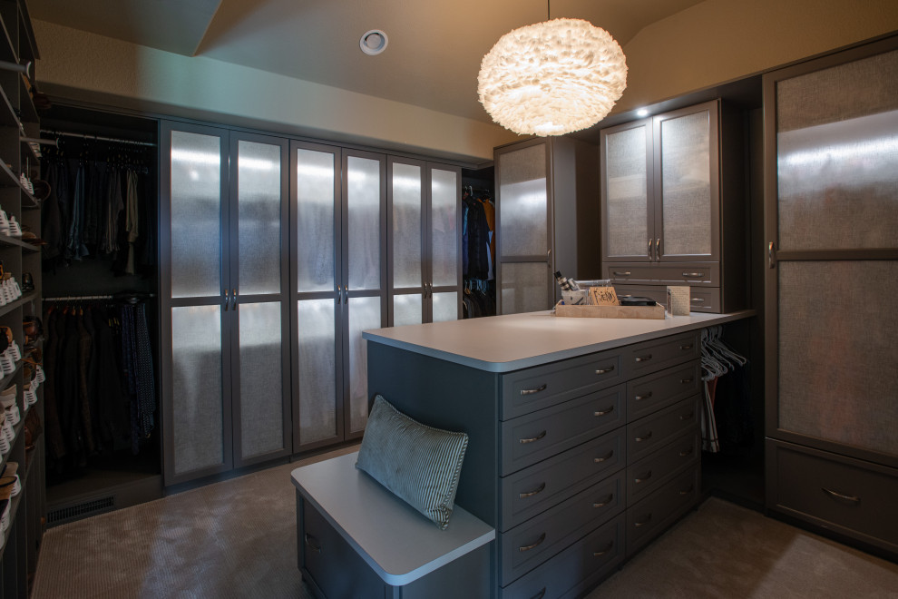 Ejemplo de armario vestidor unisex clásico renovado de tamaño medio con armarios abiertos, puertas de armario grises, moqueta y suelo gris