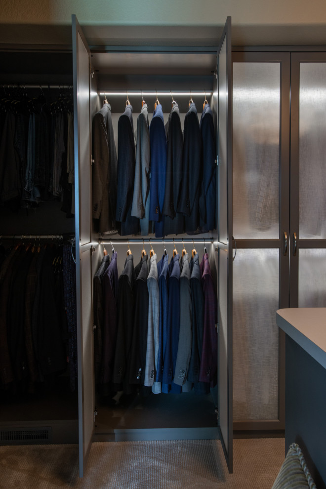 Modelo de armario vestidor unisex tradicional renovado de tamaño medio con armarios abiertos, puertas de armario grises, moqueta y suelo gris