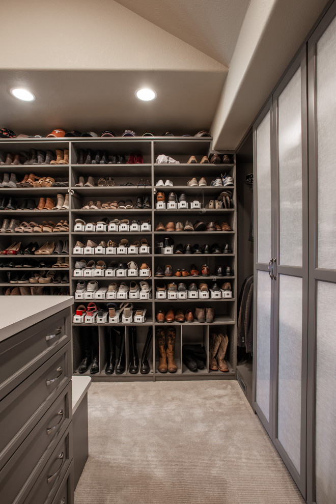 Ejemplo de armario vestidor unisex clásico renovado de tamaño medio con armarios abiertos, puertas de armario grises, moqueta y suelo gris