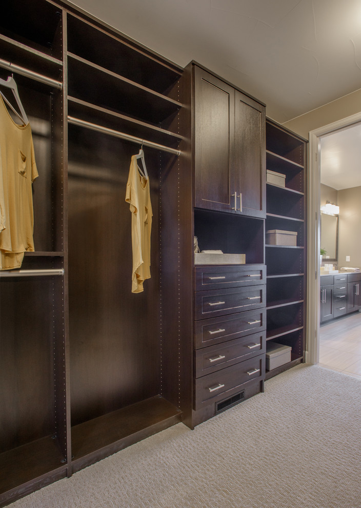 Imagen de armario vestidor de hombre clásico renovado de tamaño medio con armarios estilo shaker, puertas de armario de madera en tonos medios, moqueta y suelo beige