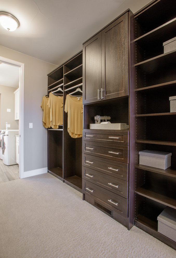 Imagen de armario vestidor de hombre tradicional renovado de tamaño medio con armarios estilo shaker, puertas de armario de madera en tonos medios, moqueta y suelo beige