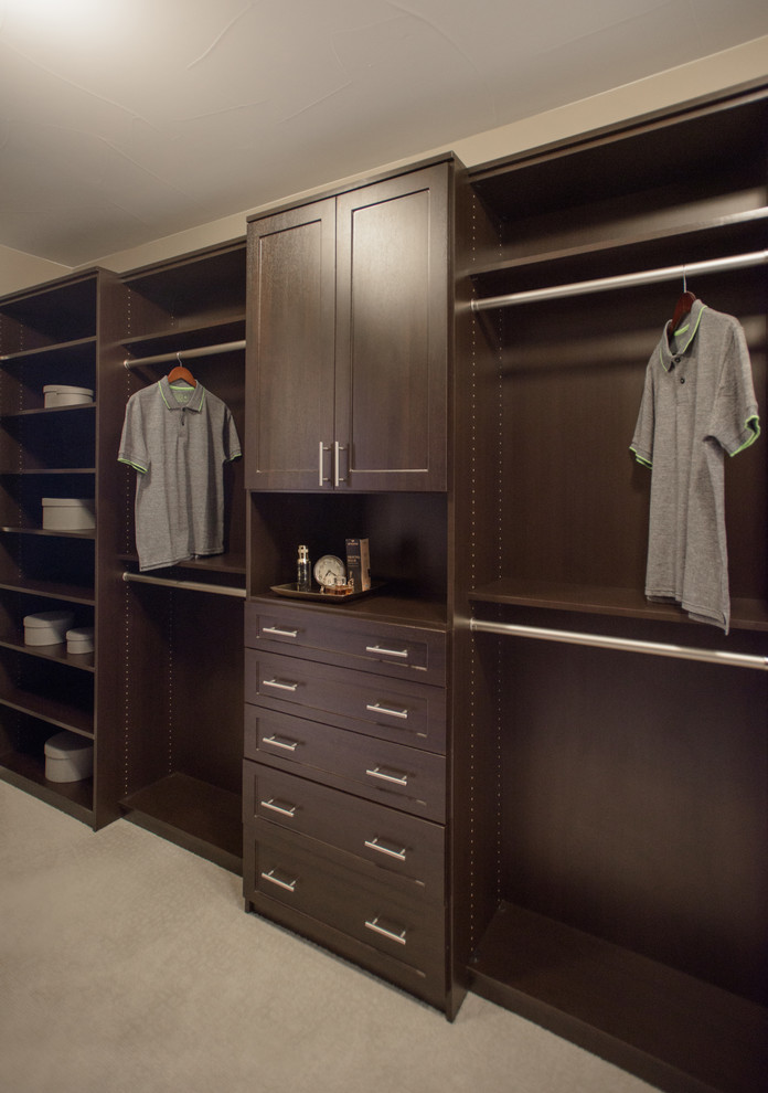 Ejemplo de armario vestidor de hombre clásico renovado de tamaño medio con armarios estilo shaker, puertas de armario de madera en tonos medios, moqueta y suelo beige