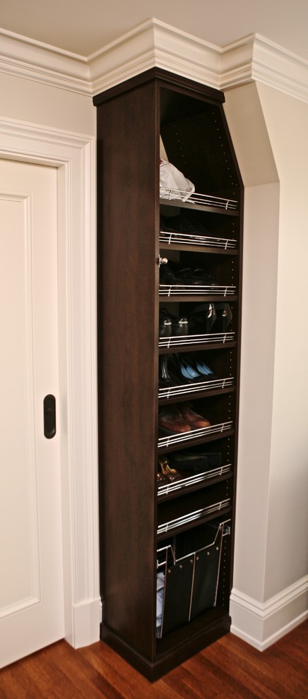 Foto de armario y vestidor clásico con armarios abiertos y puertas de armario de madera en tonos medios