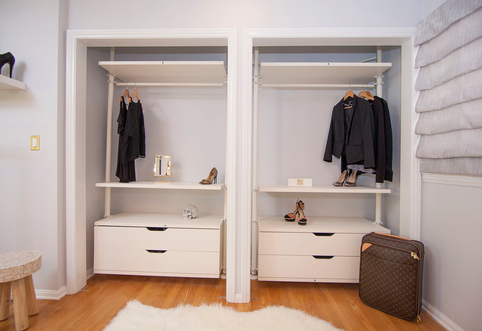 Diseño de armario de mujer clásico renovado pequeño con armarios con paneles lisos, puertas de armario blancas, suelo de madera en tonos medios y suelo marrón