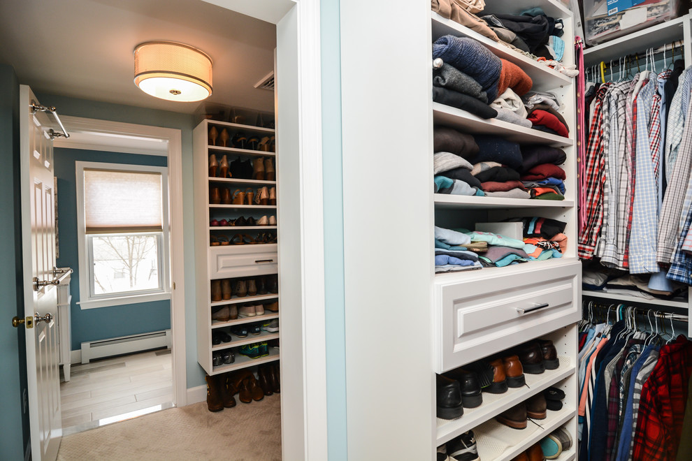 Idéer för stora vintage walk-in-closets för män, med öppna hyllor, vita skåp, mörkt trägolv och brunt golv