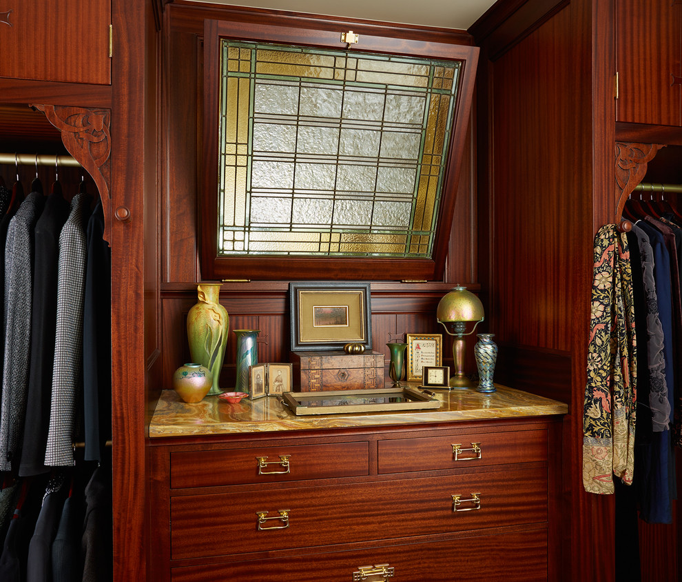 Diseño de armario vestidor unisex de estilo americano con puertas de armario de madera oscura y armarios con paneles lisos