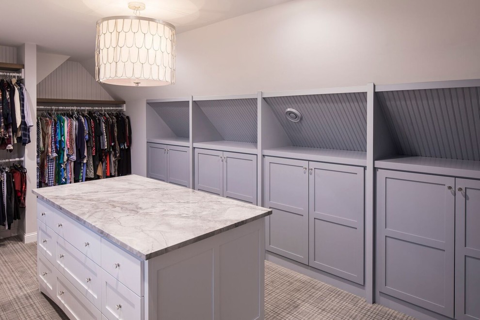 Ejemplo de armario vestidor unisex tradicional renovado grande con armarios estilo shaker, puertas de armario blancas y moqueta