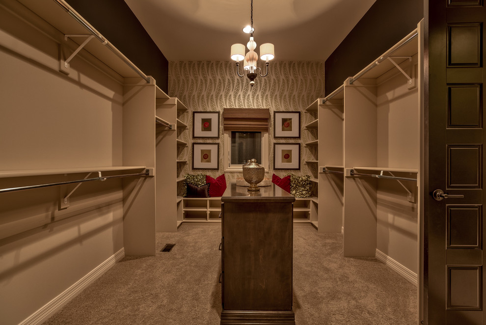 На фото: большая гардеробная комната унисекс в классическом стиле с открытыми фасадами, ковровым покрытием и коричневым полом с