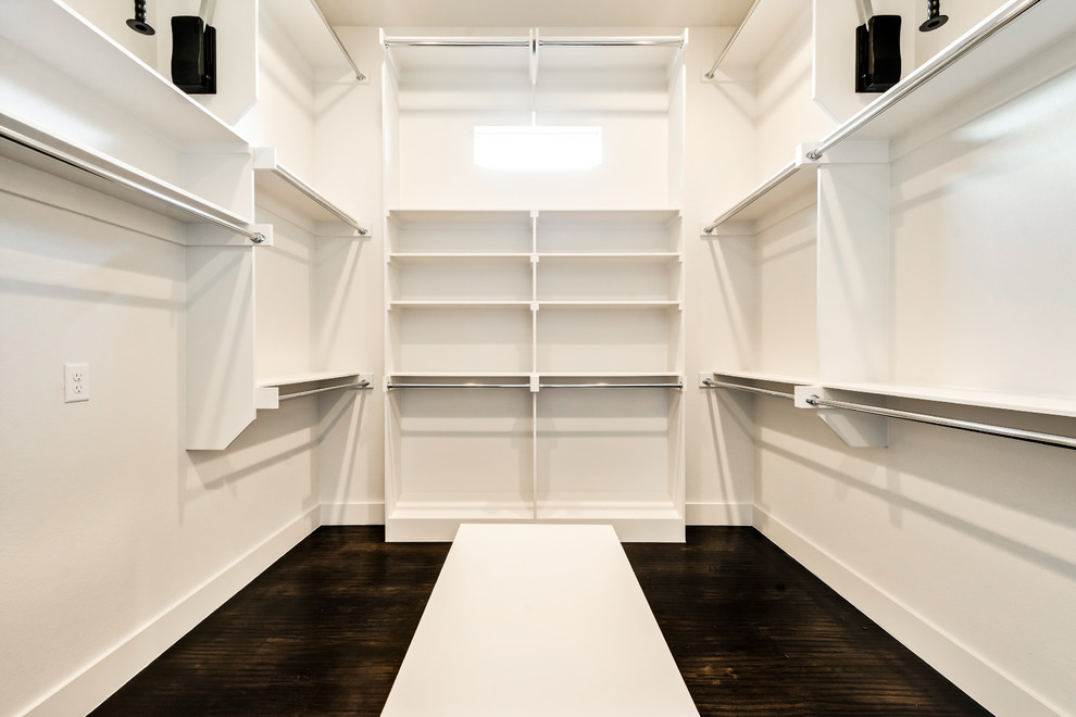 Пример оригинального дизайна: большая гардеробная комната унисекс в стиле неоклассика (современная классика)