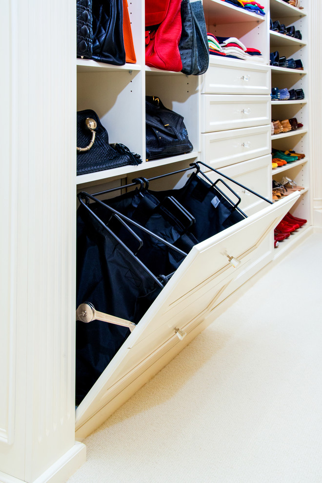 Modelo de vestidor unisex tradicional renovado de tamaño medio con armarios con paneles empotrados, puertas de armario blancas, moqueta y suelo blanco