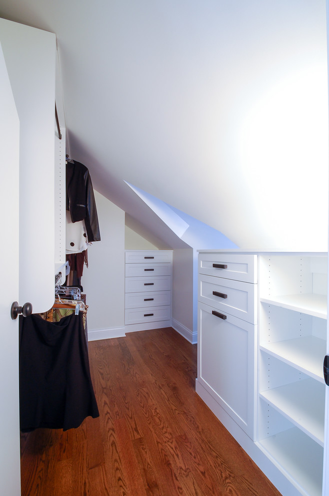 Inspiration för små moderna walk-in-closets för könsneutrala, med skåp i shakerstil, vita skåp och mellanmörkt trägolv