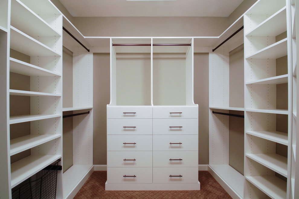 Foto de armario vestidor unisex clásico renovado de tamaño medio con puertas de armario blancas, moqueta y armarios abiertos