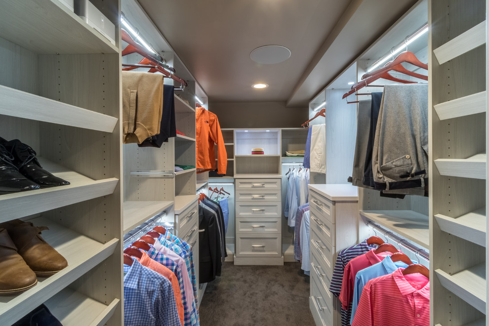 Ejemplo de armario vestidor de hombre contemporáneo de tamaño medio con armarios estilo shaker, puertas de armario de madera clara y moqueta
