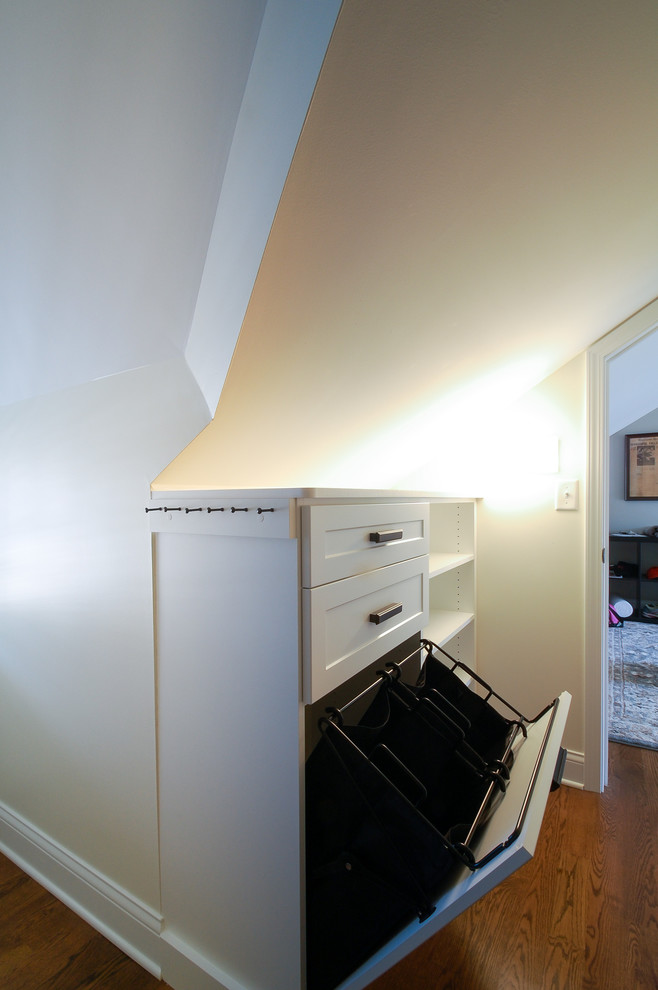 Immagine di una piccola cabina armadio unisex contemporanea con ante in stile shaker, ante bianche e pavimento in legno massello medio