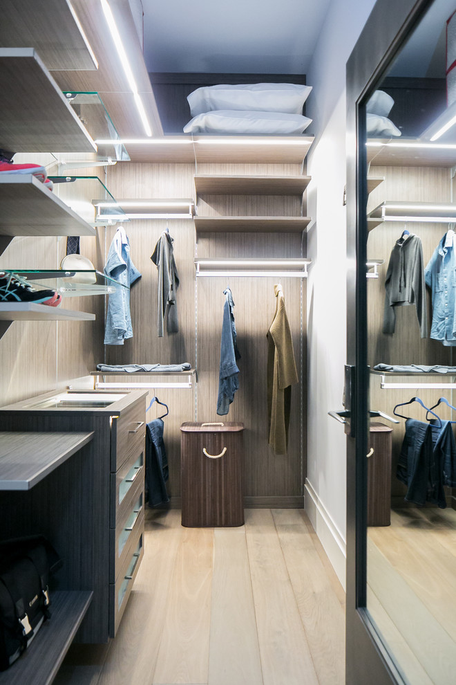 Imagen de armario unisex minimalista pequeño con armarios con paneles lisos, puertas de armario de madera en tonos medios, suelo de madera en tonos medios y suelo gris