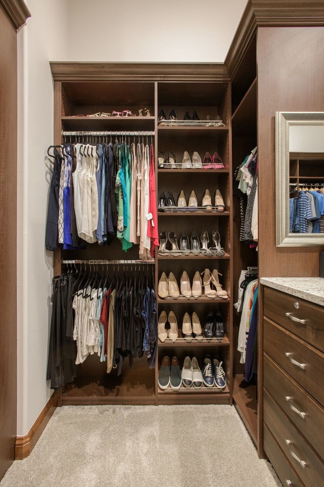 Diseño de armario vestidor unisex clásico con armarios abiertos, puertas de armario de madera en tonos medios, moqueta y suelo beige