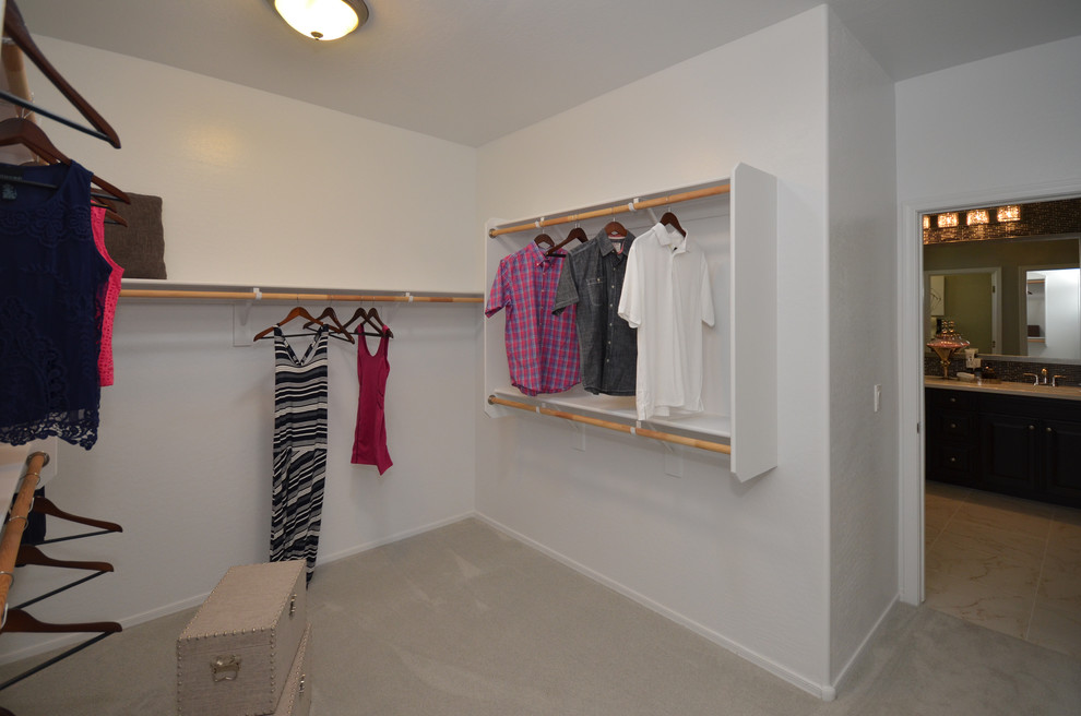 Свежая идея для дизайна: гардеробная комната среднего размера в классическом стиле с ковровым покрытием для женщин - отличное фото интерьера