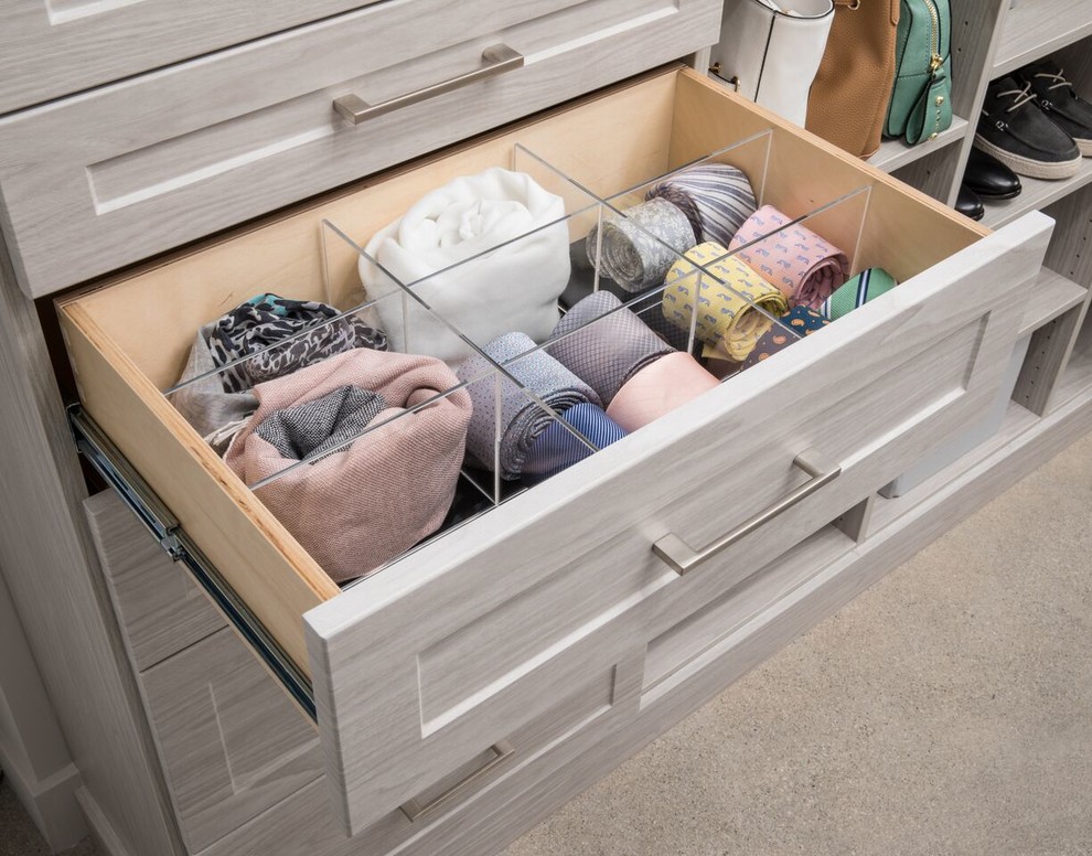 Ejemplo de armario vestidor unisex actual grande con armarios abiertos, puertas de armario blancas, suelo de madera clara y suelo gris