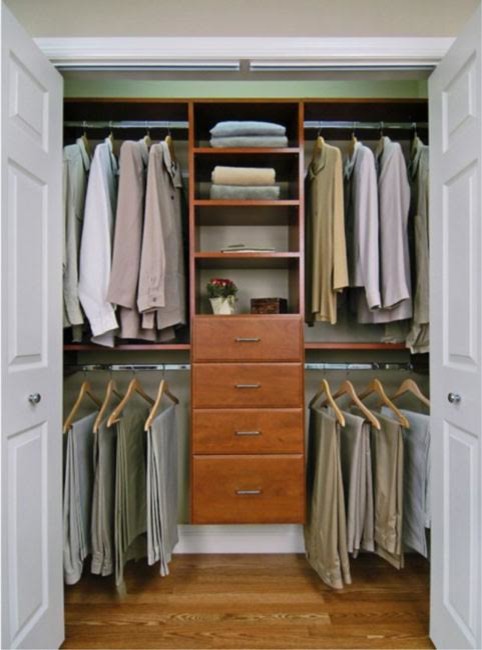 Ejemplo de armario vestidor unisex clásico grande con armarios con paneles lisos, puertas de armario de madera oscura y moqueta
