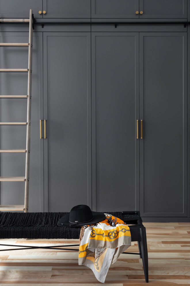 Bild på ett stort minimalistiskt walk-in-closet för könsneutrala, med skåp i shakerstil, grå skåp och ljust trägolv