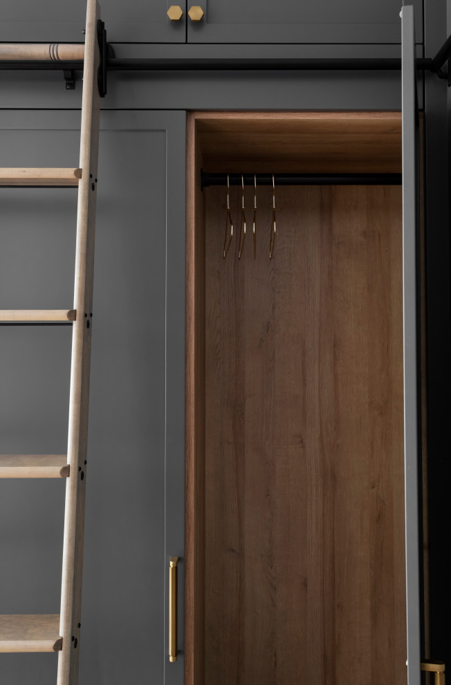 Idéer för att renovera ett stort minimalistiskt walk-in-closet för könsneutrala, med skåp i shakerstil, grå skåp och ljust trägolv