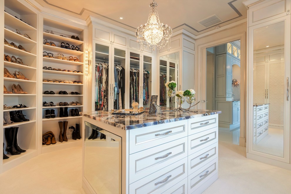 Idéer för att renovera ett stort vintage walk-in-closet för kvinnor, med luckor med infälld panel, vita skåp, heltäckningsmatta och beiget golv