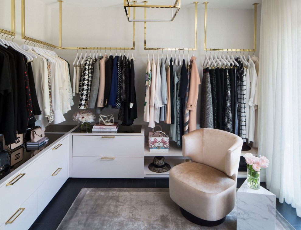 Mittelgroßer Moderner Begehbarer Kleiderschrank mit flächenbündigen Schrankfronten, weißen Schränken, dunklem Holzboden und schwarzem Boden in Los Angeles
