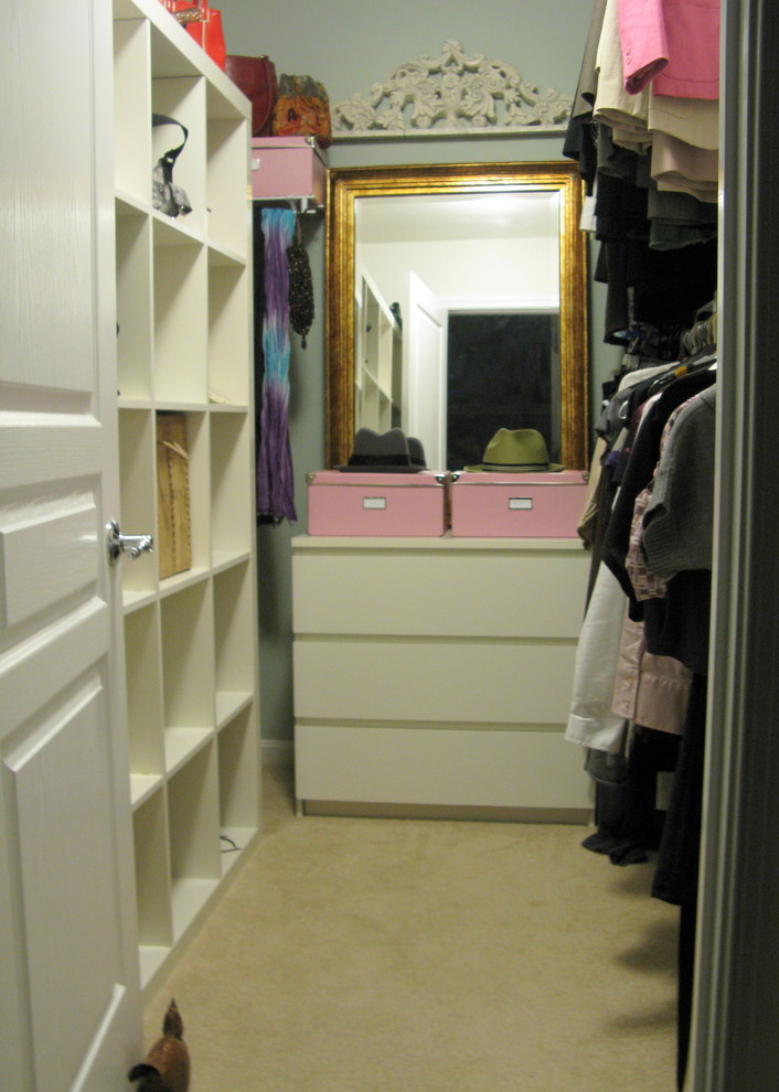 Ejemplo de armario vestidor bohemio con puertas de armario blancas