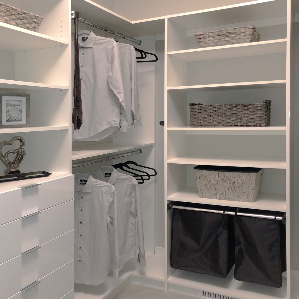 Foto de armario vestidor unisex contemporáneo de tamaño medio con armarios con paneles lisos, puertas de armario blancas, moqueta y suelo beige