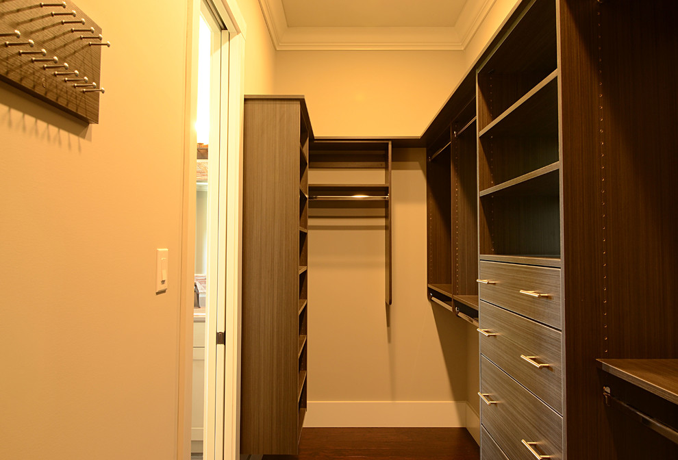 Modern inredning av ett mellanstort walk-in-closet för könsneutrala, med öppna hyllor, bruna skåp och mörkt trägolv