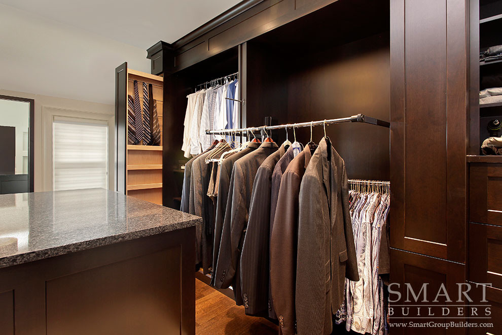 Example of a transitional closet design in Chicago