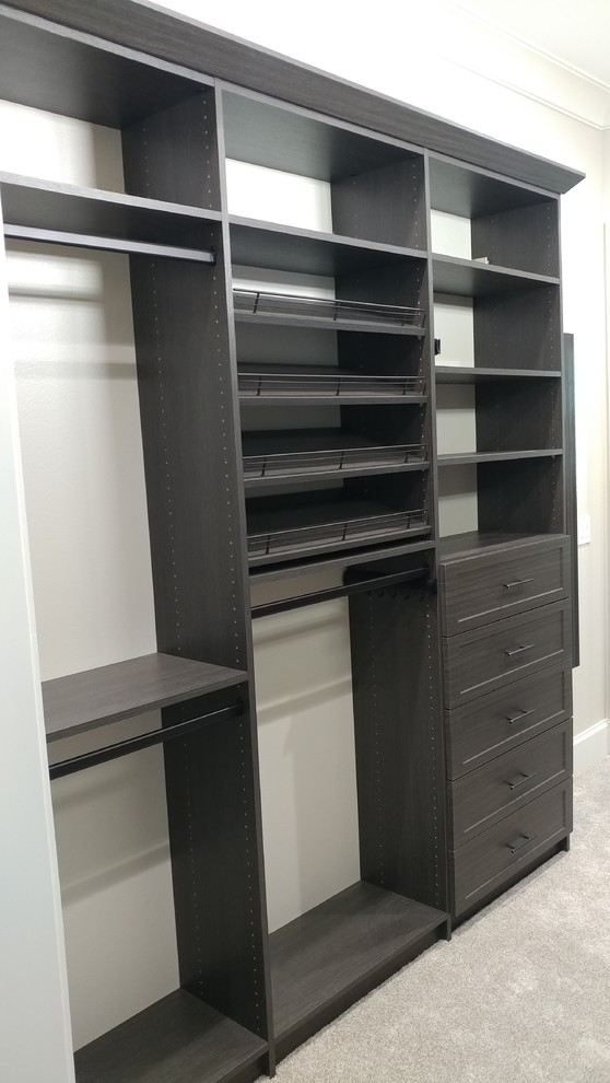 Ejemplo de armario vestidor unisex minimalista grande con armarios con paneles empotrados y puertas de armario grises