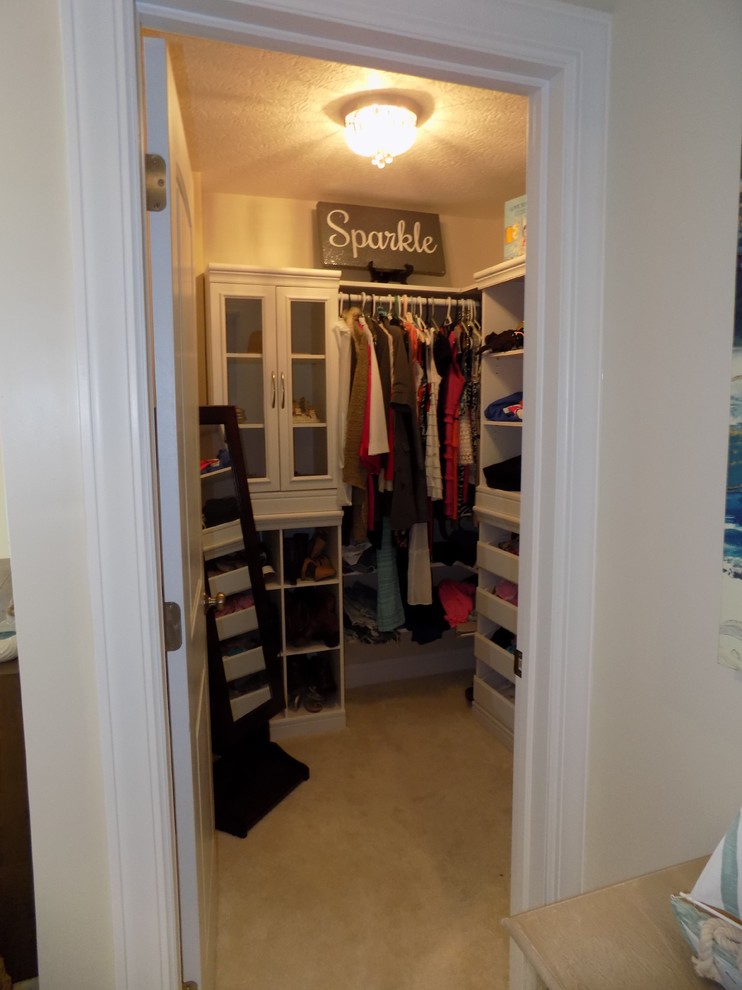 Maritim inredning av ett mellanstort walk-in-closet för kvinnor, med luckor med glaspanel, vita skåp, heltäckningsmatta och vitt golv