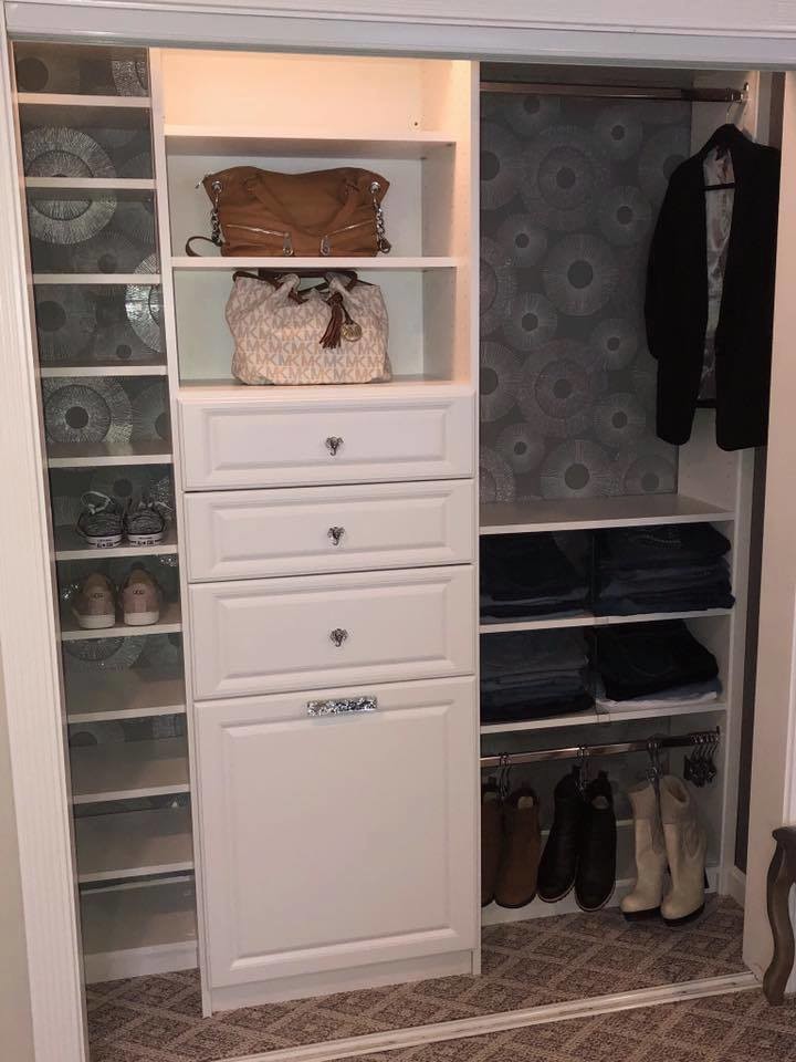 Modelo de armario de mujer contemporáneo de tamaño medio con armarios con paneles con relieve, puertas de armario blancas, moqueta y suelo beige