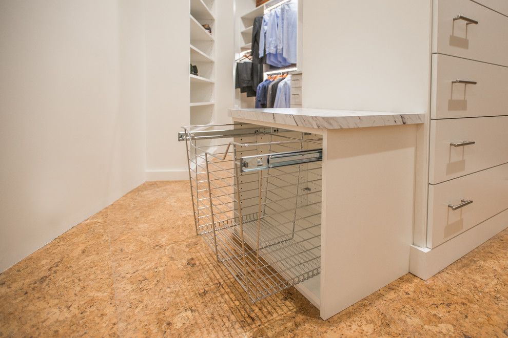Diseño de armario vestidor unisex urbano con armarios abiertos, puertas de armario blancas, suelo de corcho y suelo beige